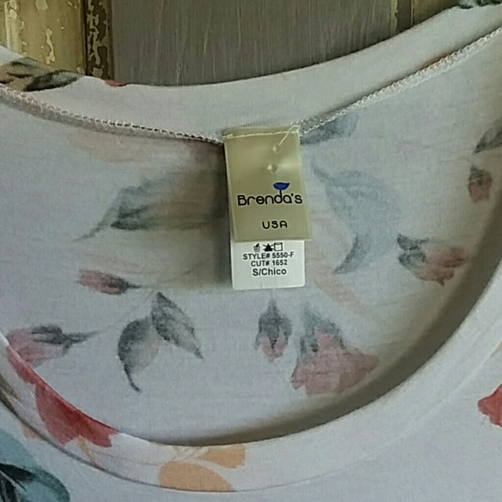 Brenda's Floral Top - Picture 3 of 5